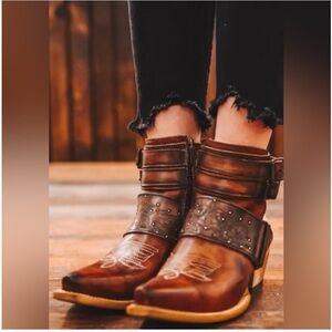 Freebird Waylon booties in cognac